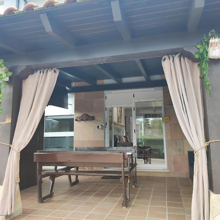 Chalet Bajo Con Jardin, Patio, Cenador Y Barbacoa. Viveda Eksteriør billede