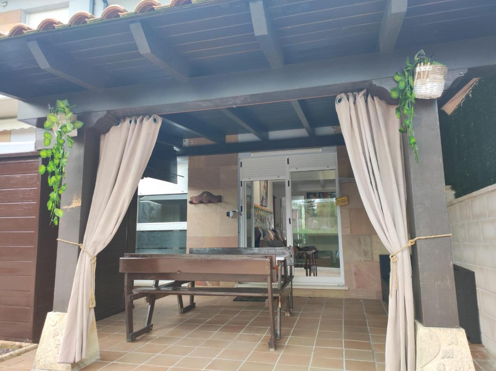 Chalet Bajo Con Jardin, Patio, Cenador Y Barbacoa. Viveda Eksteriør billede