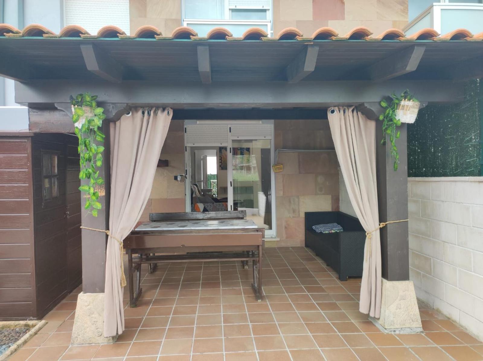 Chalet Bajo Con Jardin, Patio, Cenador Y Barbacoa. Viveda Eksteriør billede